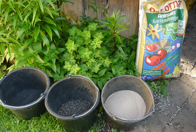 Clematis pflanzen - Bodenverbesserung mit Kompost, Lavagranulat und Sand