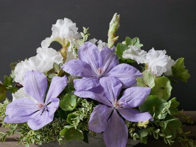 Strauß mit Clematis Mrs. Chomondeley, weißer Iris, Helleborus