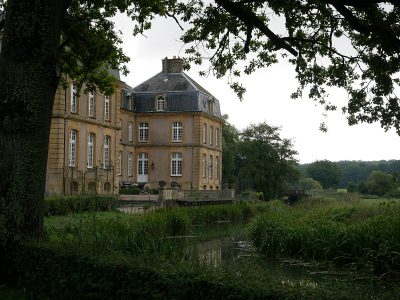 Château de Pange. Das Flüsschen Nied grenzt das Schloss von den umliegenden Wiesen und Wäldern ab