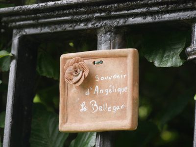 Jardins d'Angélique Erinnerungstafel für Namensgeberin