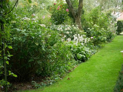Les Jardins d'Angélique Rasenwege im romantischen Garten