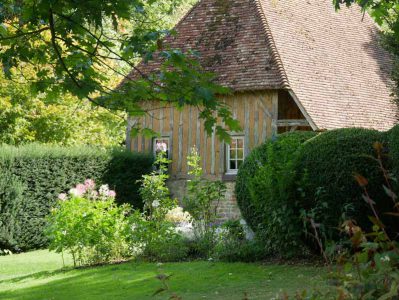 Les Jardins du Pays d'Auge - auf dem Gelände finden sich stilvoll restaurierte Fachwerkhäuser