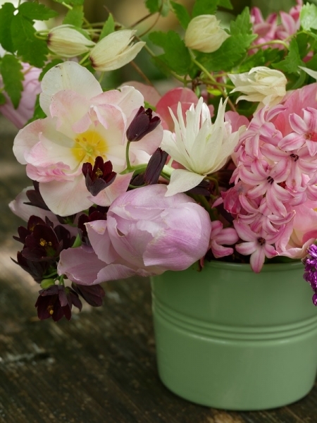 Strauß Clematis fauriei Albina Plena, Tulpe Angelique und Rosalie, Fritillaria persica, Allium Purple Sensation