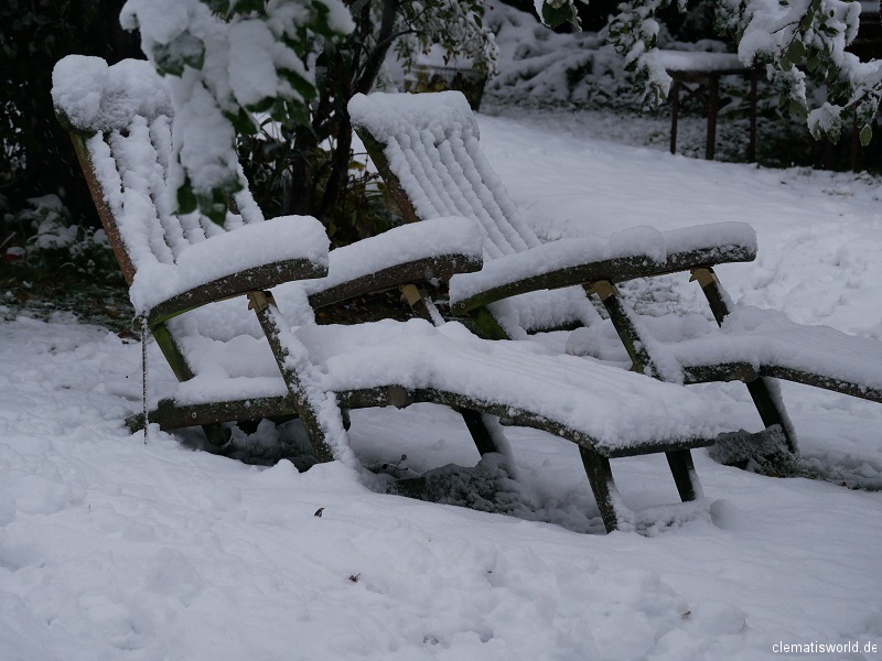 Liegestühle im Schnee